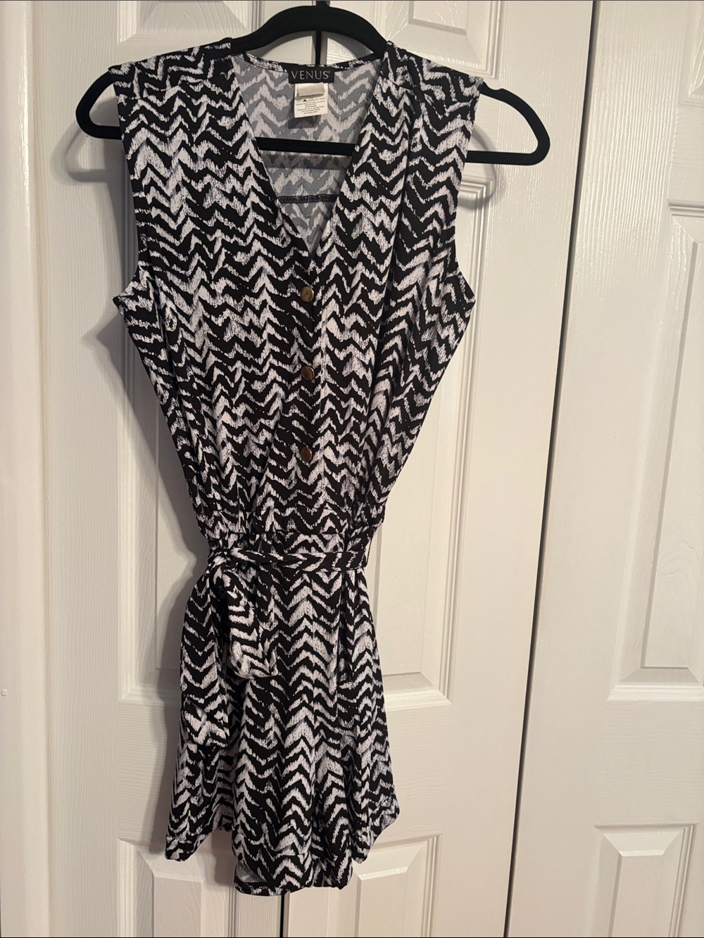 VENUS Black and White Sleeveless chevron print V-Neck Tie-Waist romper size XS - Picture 3 of 12